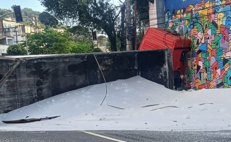Carreta tombada e engavetamento complicam trânsito em Vitória nesta terça-feira