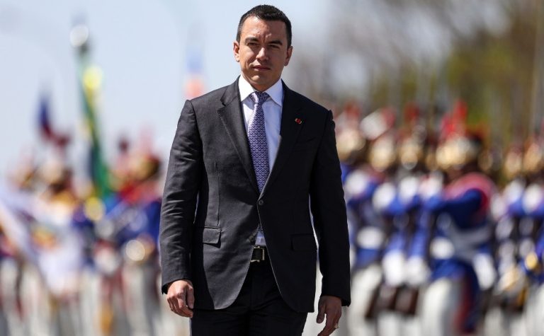 Carro do presidente do Equador é atacado; 5 são detidos