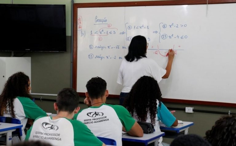 Casagrande envia projeto que beneficia profissionais da educação do ES à Assembleia