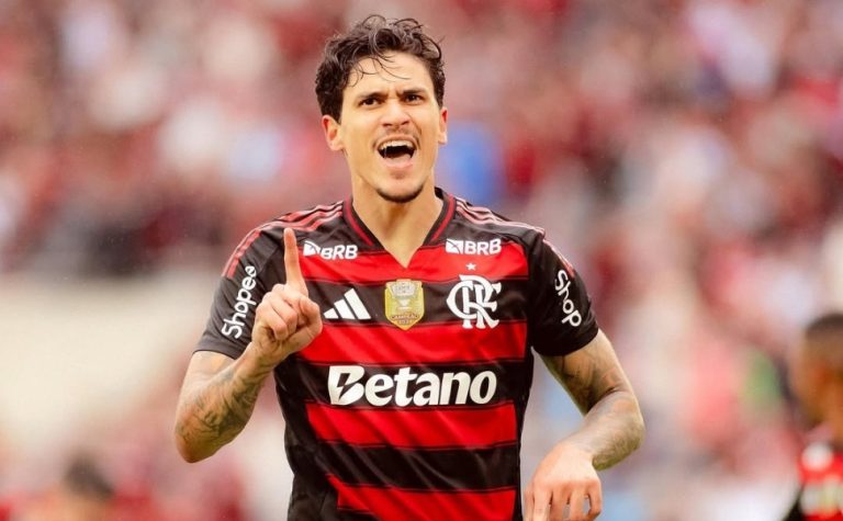 Com protagonismo de Pedro, Flamengo vence o Palmeiras e divide a liderança
