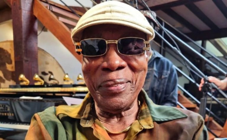 Milton Nascimento celebra 83 anos, mostra fotos antigas e é exaltado por artistas