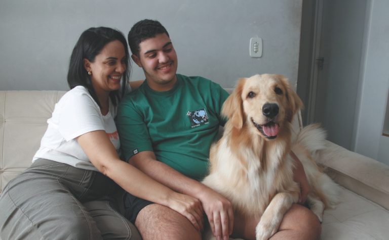 Condomínio multa família em R$ 1 mil por causa de cachorro