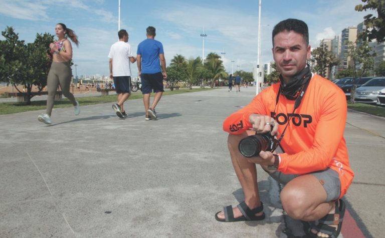 “Consigo fazer 3 salários mínimos”, conta fotógrafo que registra treinos na orla