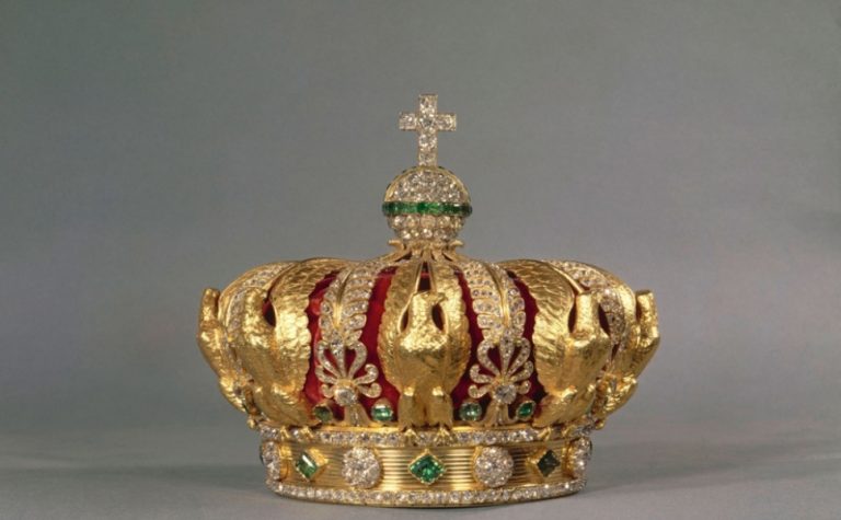 Coroa da imperatriz Eugênia é encontrada danificada perto do Museu do Louvre