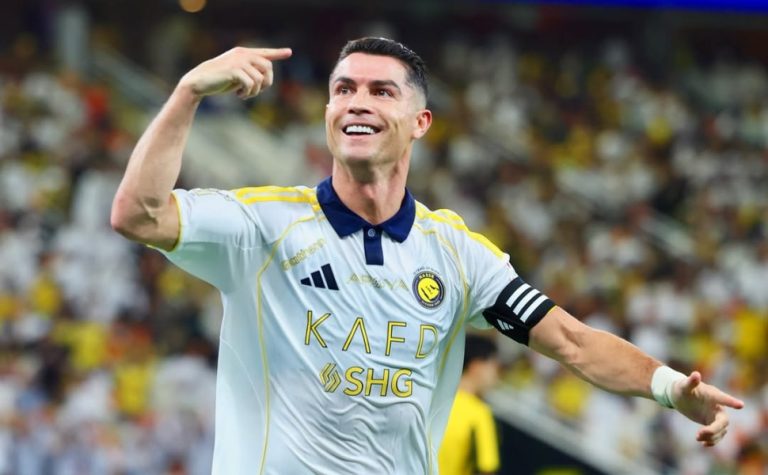 Cristiano Ronaldo se torna o primeiro jogador bilionário da história do futebol