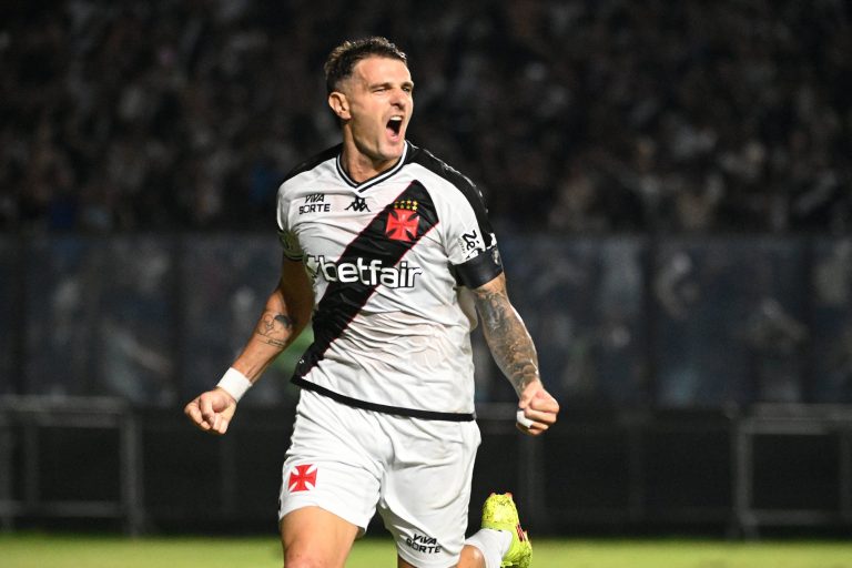 Vegetti brilha, Vasco bate Red Bull Bragantino e embala no Brasileirão