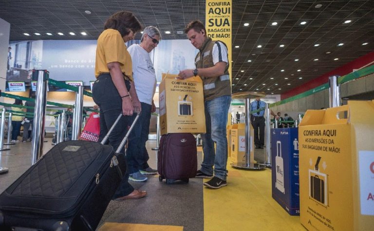 Projetos para isentar passageiros de pagar por mala de mão entram em discussão