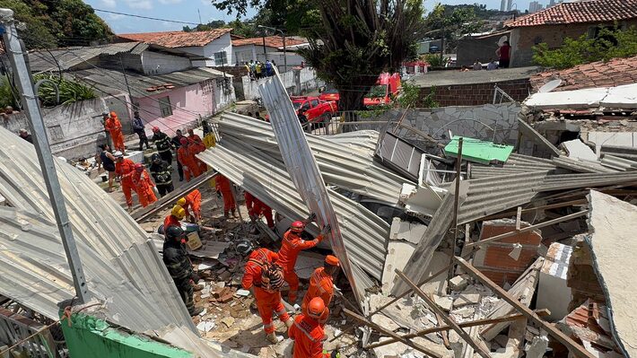 Desabamento de imóvel deixa um morto e feridos em Olinda, Pernambuco