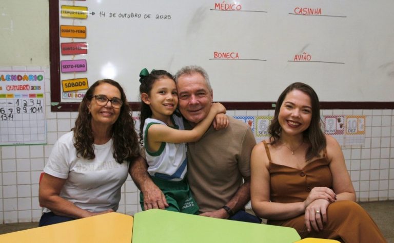Dia do Professor: Paixão pela escola une pais e filha