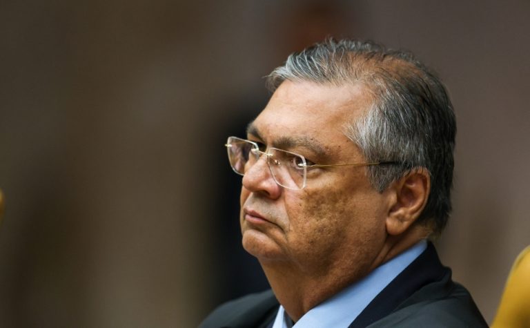 Dino vence ação contra hospital por morte de filho e doará dinheiro