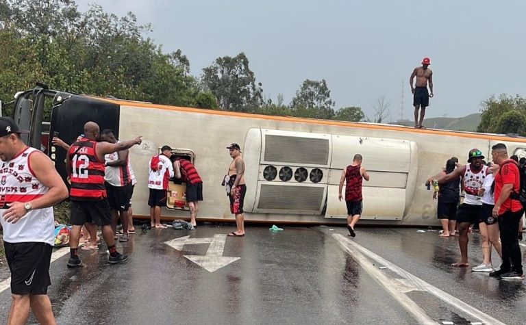 Dois passam por cirurgia após tombamento de ônibus, diz torcida do Flamengo