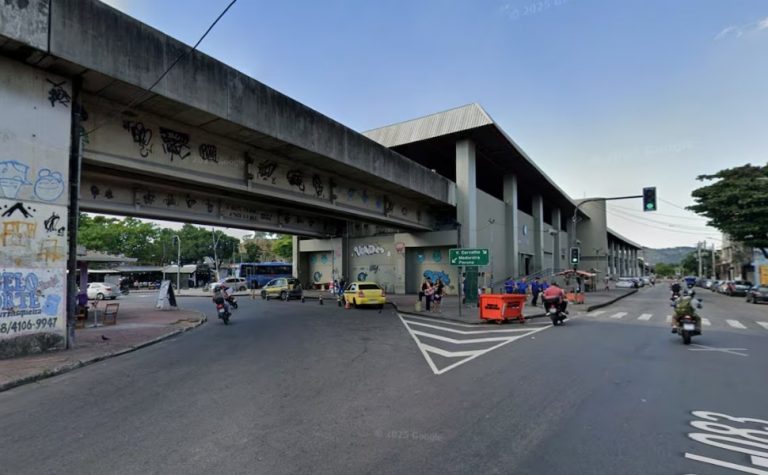 Duas pessoas são mortas em ataque a tiros ao lado de estação de metrô no RJ