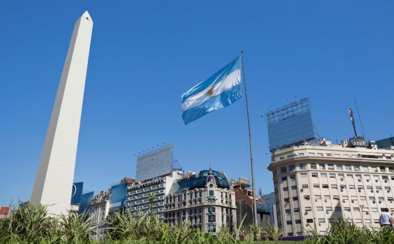 Encerrada a votação legislativa na Argentina; resultados parciais começam às 21h