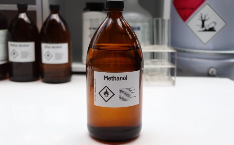 Ministério da Saúde inicia distribuição de antídoto de metanol a cinco Estados