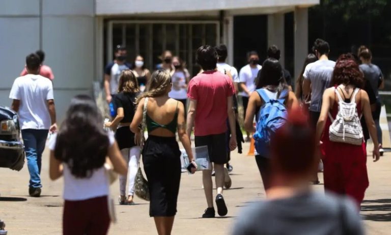 Estudantes recorrem a YouTube e apostilas para suprir lacunas do ensino médio