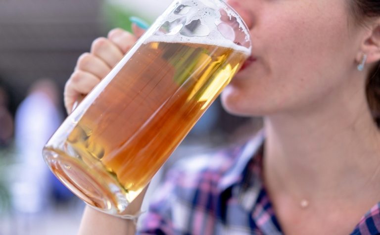 Estudo piloto investiga como remédios para emagrecer afetam processamento de álcool