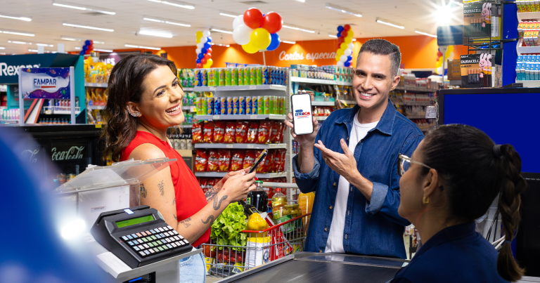 Extrabom celebra aniversário com campanha festiva, prêmios e influenciadores do ES