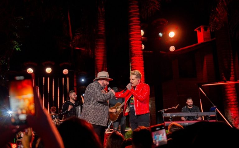 Felipe e Rodrigo, dupla com hit mais ouvido do país em 2024, confirma show no ES