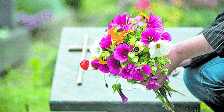 Finados: variação do preço de flores chega a 400% em Vitória