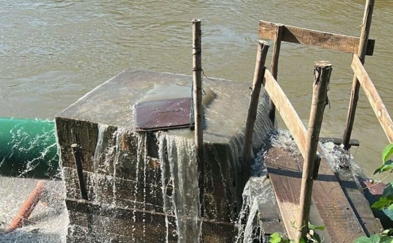 Fiscalização flagra possível despejo irregular de esgoto no Rio Itapemirim