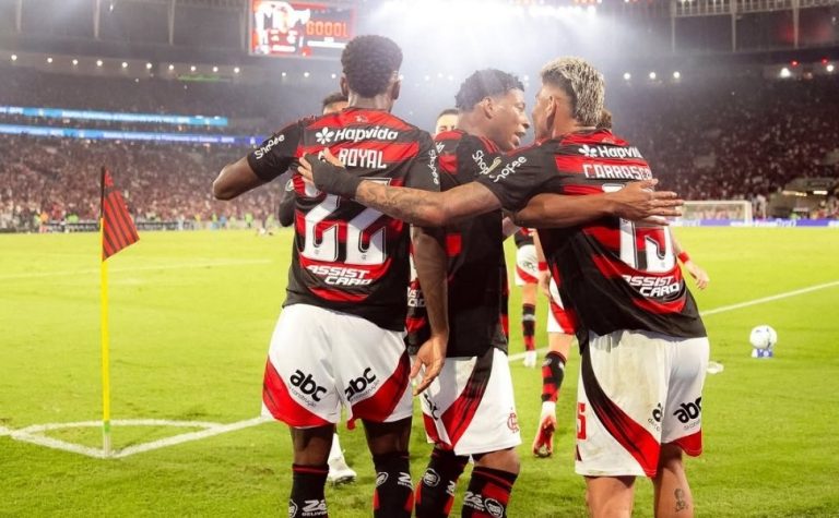 Flamengo desafoga no fim, vence Racing e sai na frente por vaga na final
