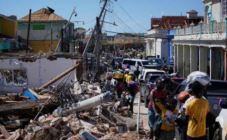 Furacão Melissa segue para Bermudas após rastro de destruição no Caribe