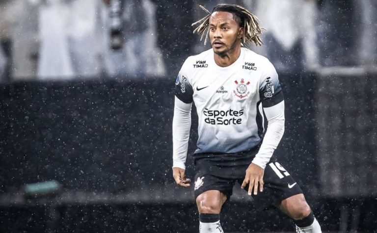 Genética ajuda, Carrillo volta ao Corinthians e isenta sintético por lesão