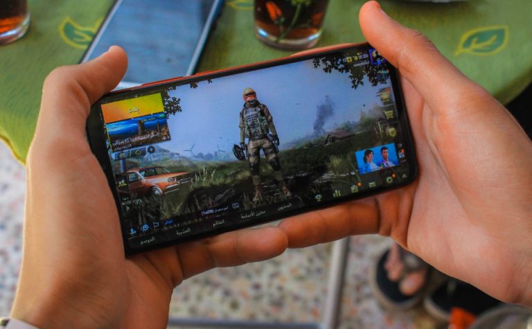 Golpistas usam jogos online para extorquir meninos para não divulgar fotos íntimas