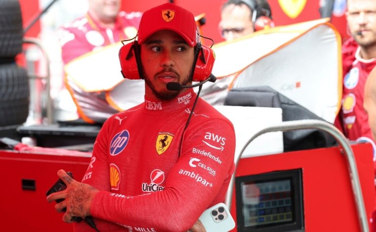 Hamilton demonstra insatisfação e cobra mudanças internas na Ferrari, diz jornal