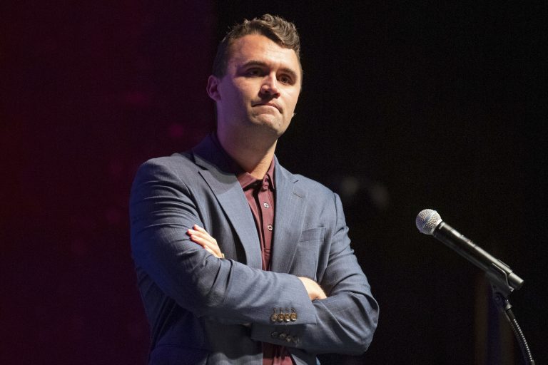 EUA revogam visto de brasileiro por comentários sobre morte de Charlie Kirk