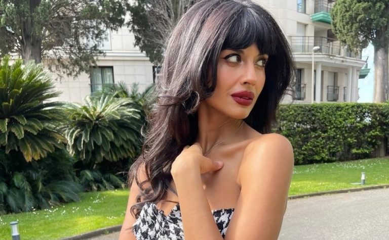 Jameela Jamil critica padrão de beleza de Hollywood: ‘rostos não se mexem’