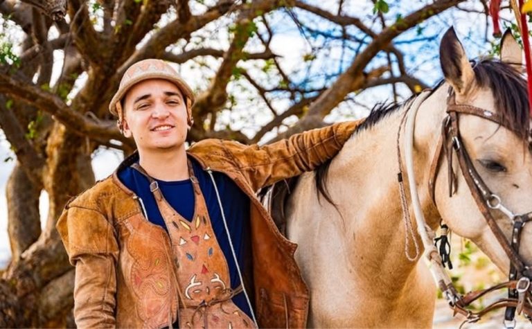 João Gomes reencontra professora na plateia de show, se emociona e agradece