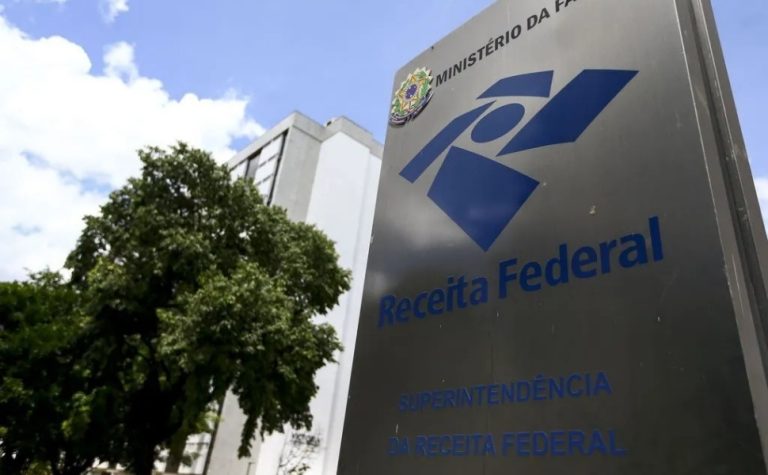 Leilão da Receita Federal tem smartphones por R$ 150 e carro por R$ 2.500