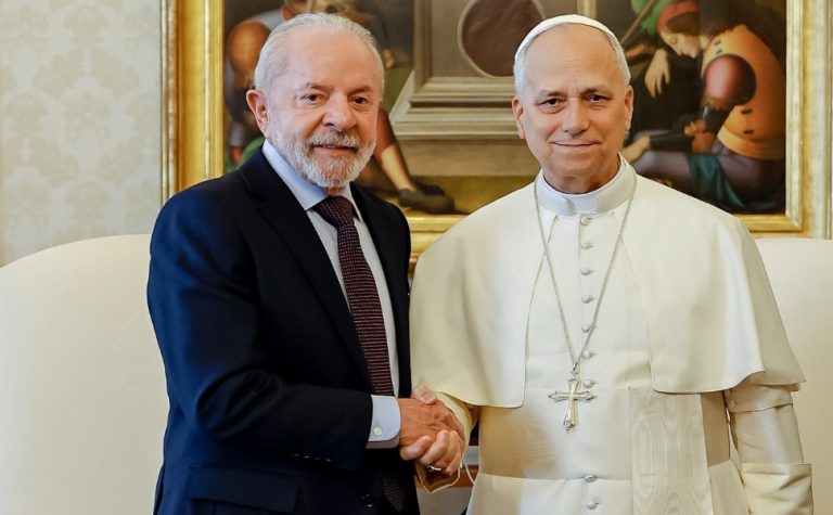 Lula encontra papa Leão 14, fala em ‘muita química’ e o convida para a COP30