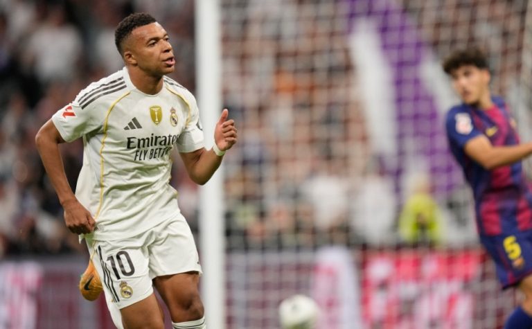 Mbappé perde pênalti, Vini explode, mas Real vence Barça e encerra jejum