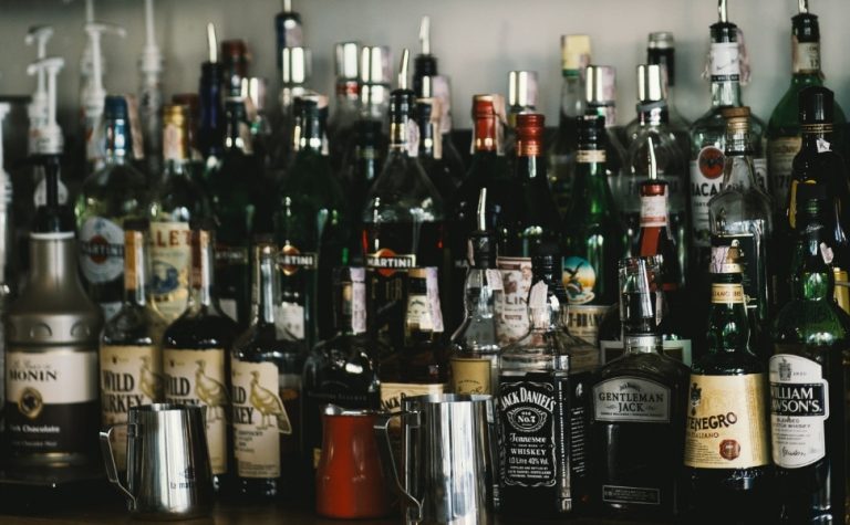 Metanol: fábricas em SP, SC e MG são suspeitas de adulteração de bebidas