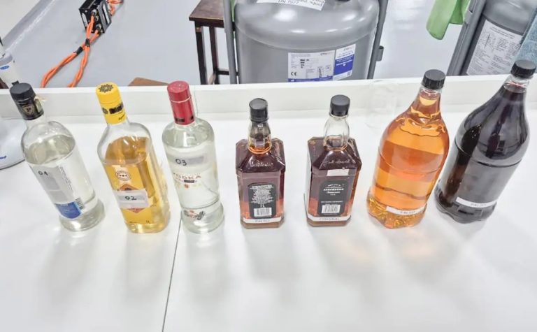 Metanol usado para adulterar bebidas veio de postos de gasolina, diz polícia