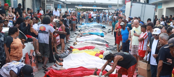 Polícia do Rio apura se moradores tiraram roupas camufladas de parte dos mortos