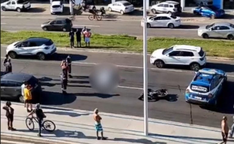 Motociclista é morto após ser atingido por caminhão em Cariacica
