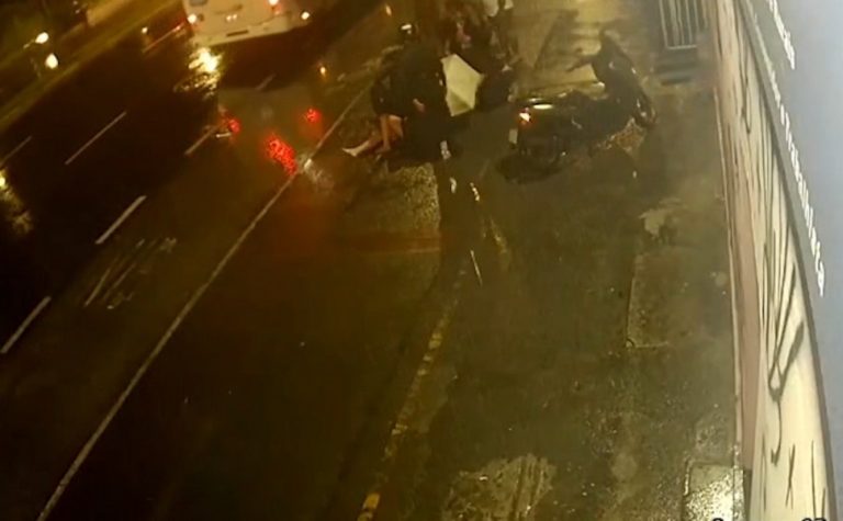 Motociclista morre após se chocar em árvore na Avenida Fernando Ferrari