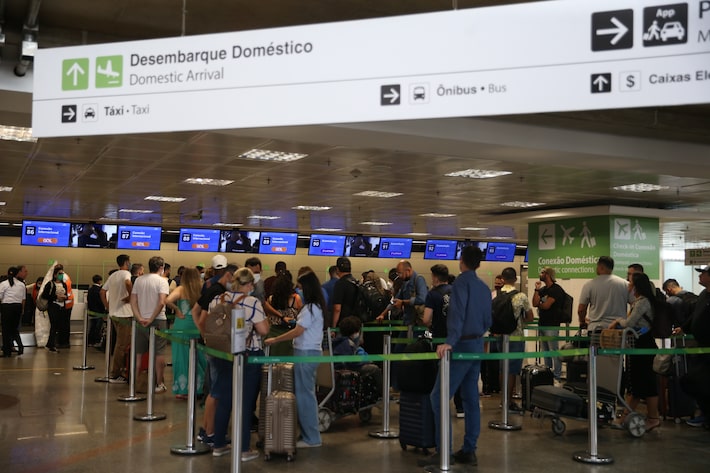 Mulher é presa pela PF no Aeroporto de Brasília após afirmar ter uma bomba dentro da mala, diz site