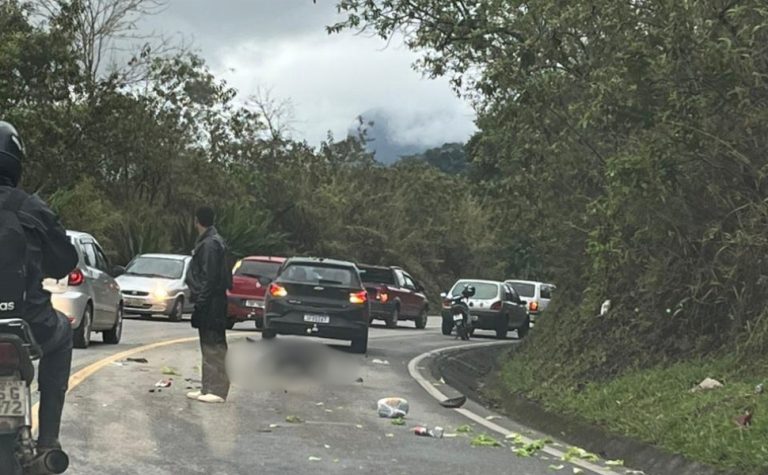 Mulher morre após colidir motocicleta em dois carros em rodovia no Sul do ES