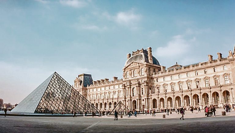 Museu do Louvre fecha após invasão e roubo de joias