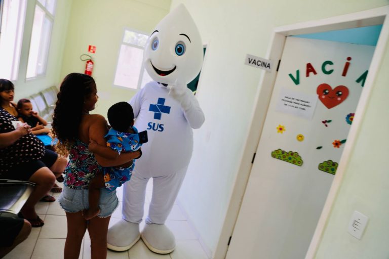 Mutirão com 20 tipos de vacina para atualizar caderneta