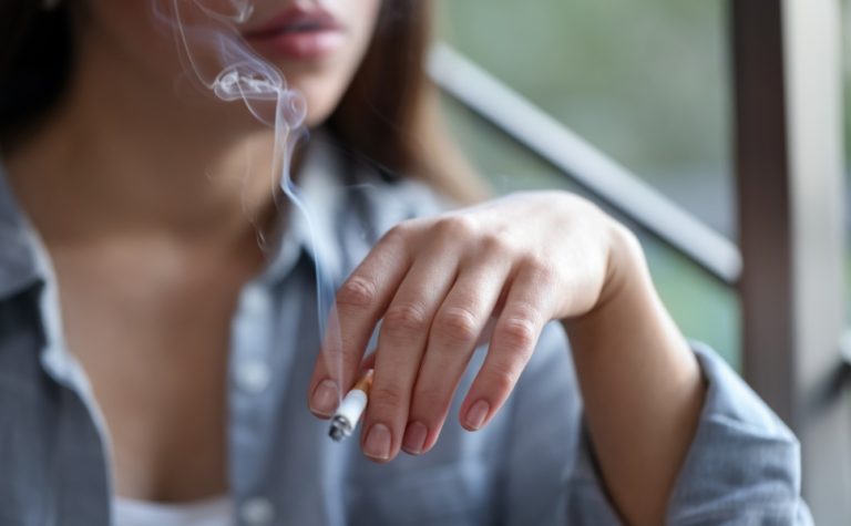 Número de fumantes volta a crescer e até adolescentes estão viciados
