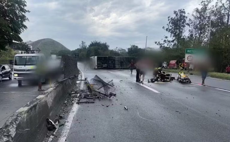 Ônibus com torcedores do Flamengo tomba na Dutra