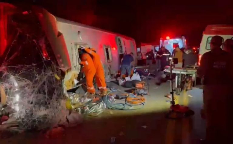 Ônibus tomba na BR-423, no Agreste de Pernambuco, e deixa mortos e feridos