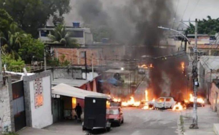 Operação contra Comando Vermelho tem ao menos 20 mortos e bombas no RJ