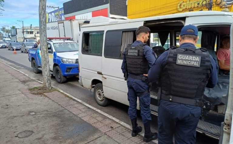 Operação flagra transporte clandestino de passageiros em Vila Velha