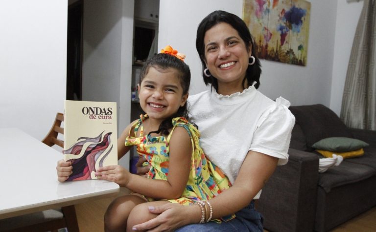 Outubro Rosa: geógrafa escreve livro após enfrentar o câncer de mama